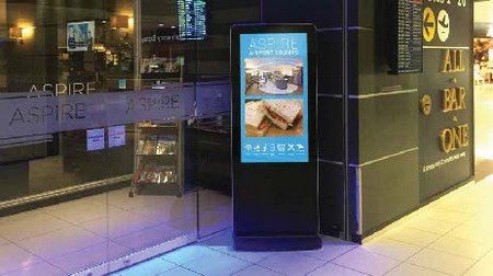 totem multimédia vidéo - affichage publicitaire en situation dans une galerie marchande